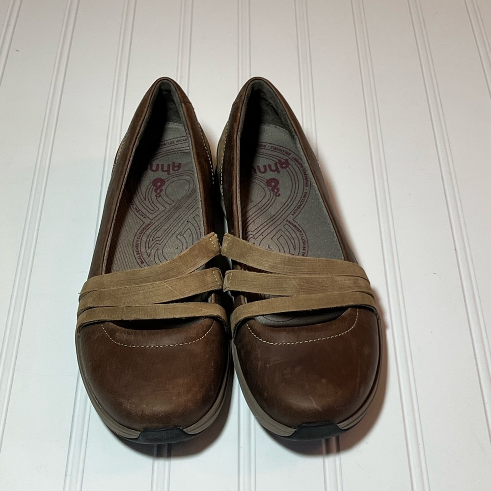 Ahnu Women's Size 7.5 Tan and Brown Leather Flats